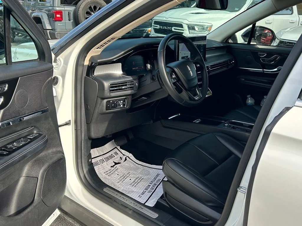 Used 2023 White Lincoln Standard image 7