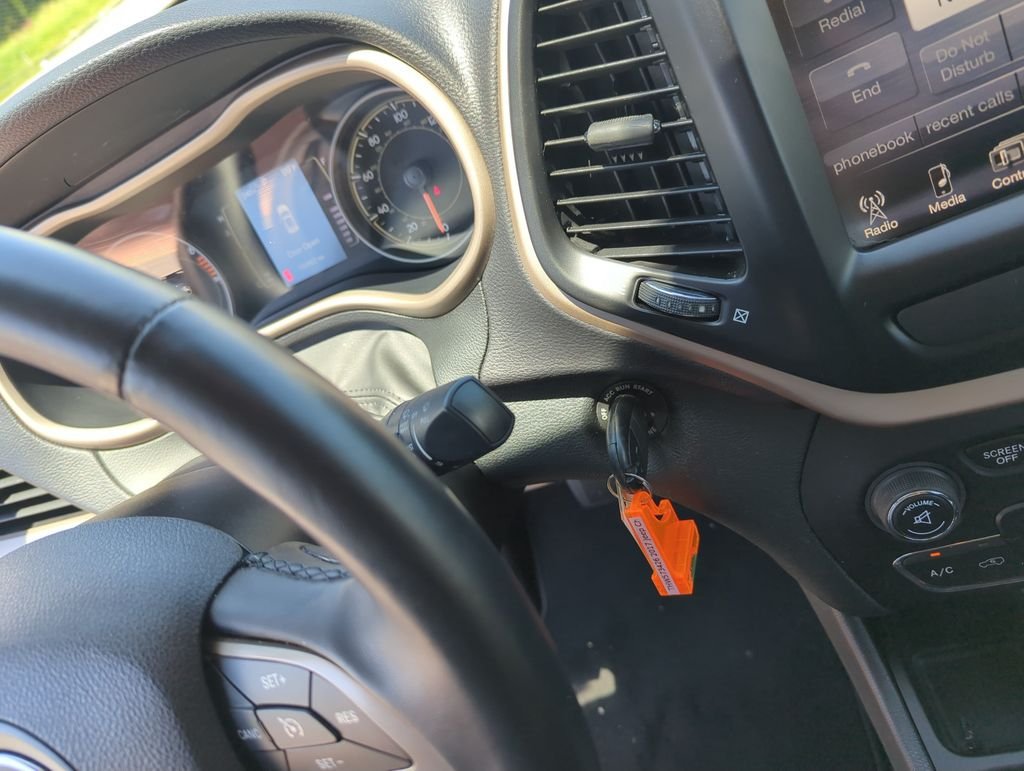 Used 2017 White Jeep Latitude image 24