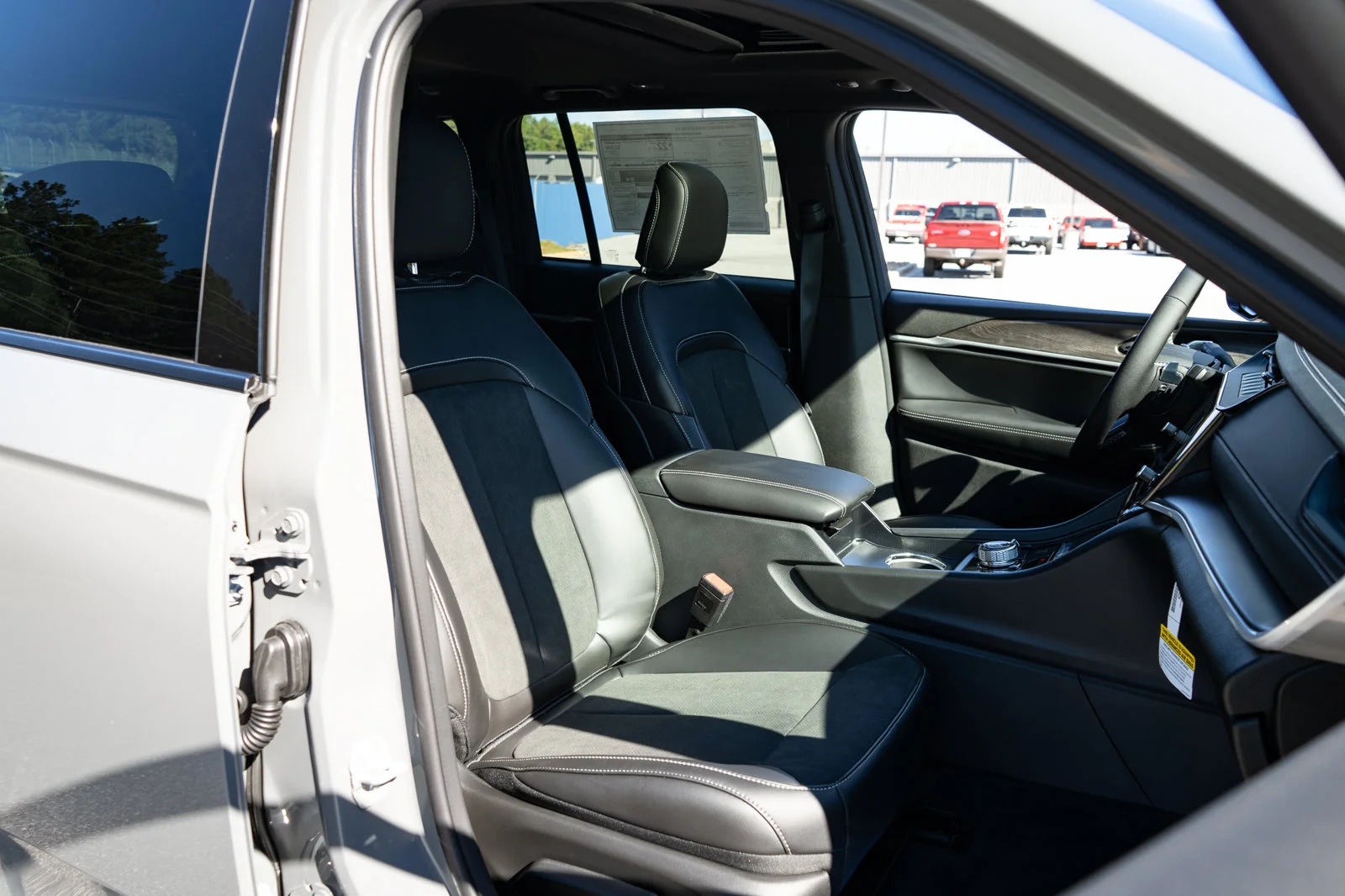 New 2027 Sting-Gray Clearcoat Jeep Altitude image 23