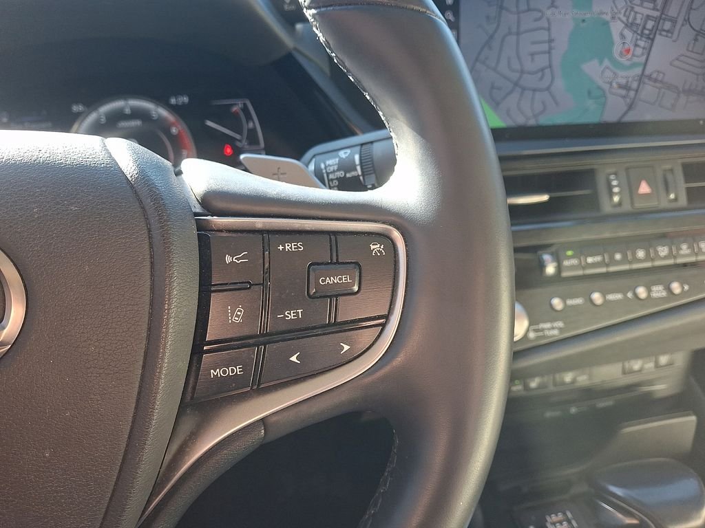 Used 2022 White Pearl Lexus 300h image 23