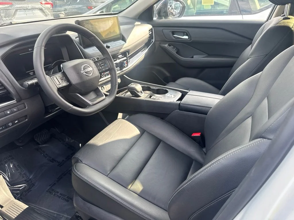 Used 2025 White Nissan SL image 3