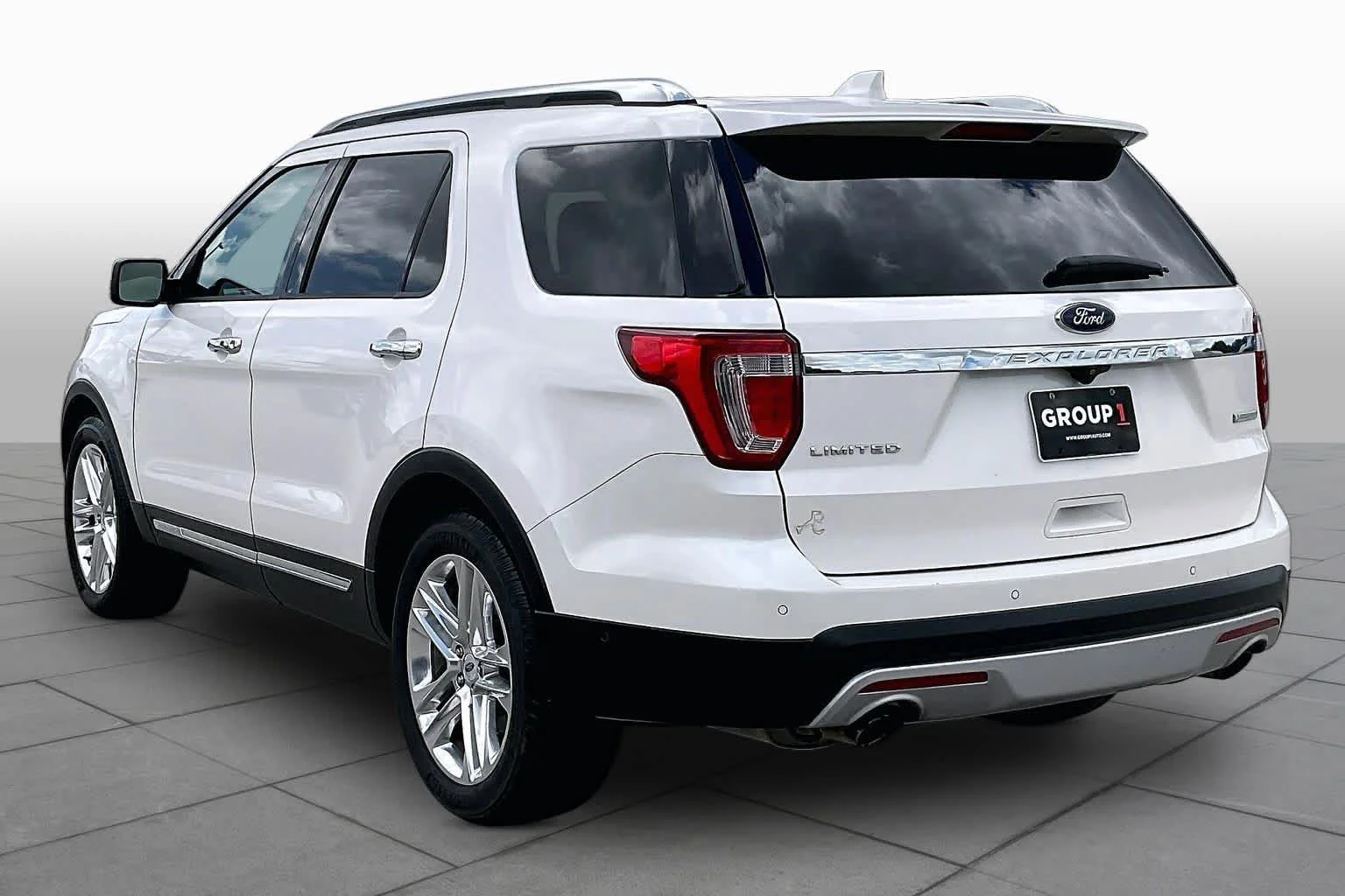 Used 2017 White Platinum Metallic Tri-Coat Ford Limited image 12