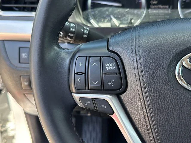 Certified Used 2018 BLIZZARD PEARL Toyota XLE image 15