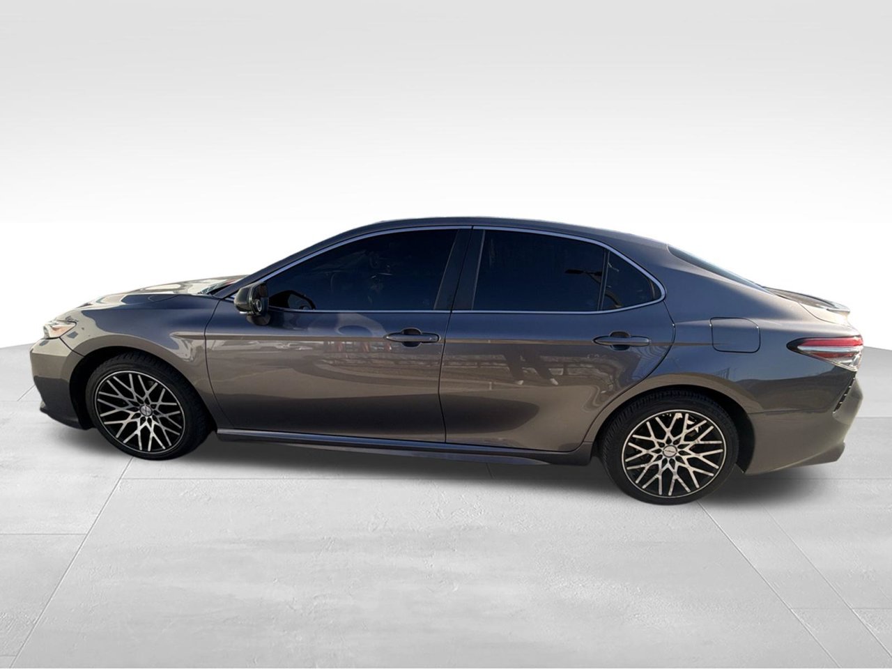 Used 2018 Gray Toyota SE image 5