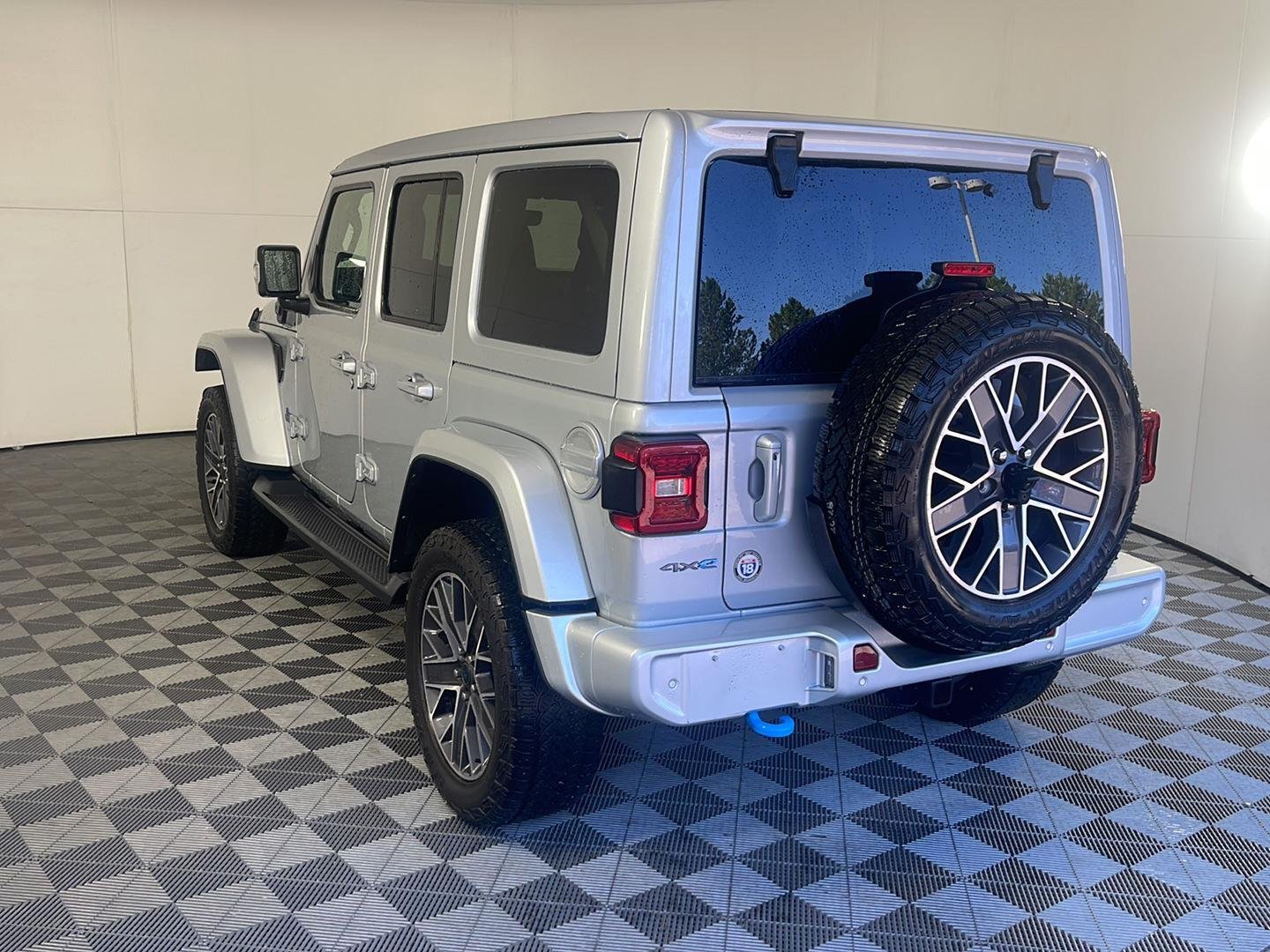 Used 2024 Silver Zynith Clearcoat Jeep High Altitude image 13