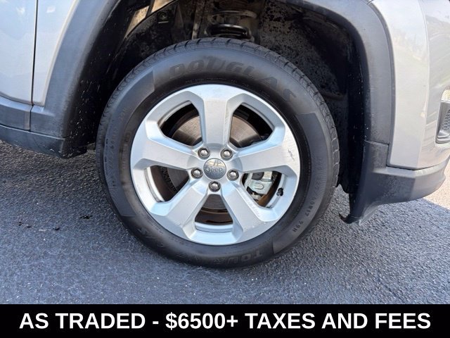 Used 2018 Silver Jeep Latitude image 8