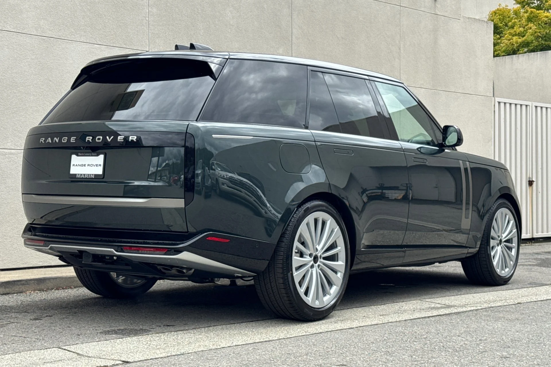 New 2026 Belgravia Green Land Rover SE image 2