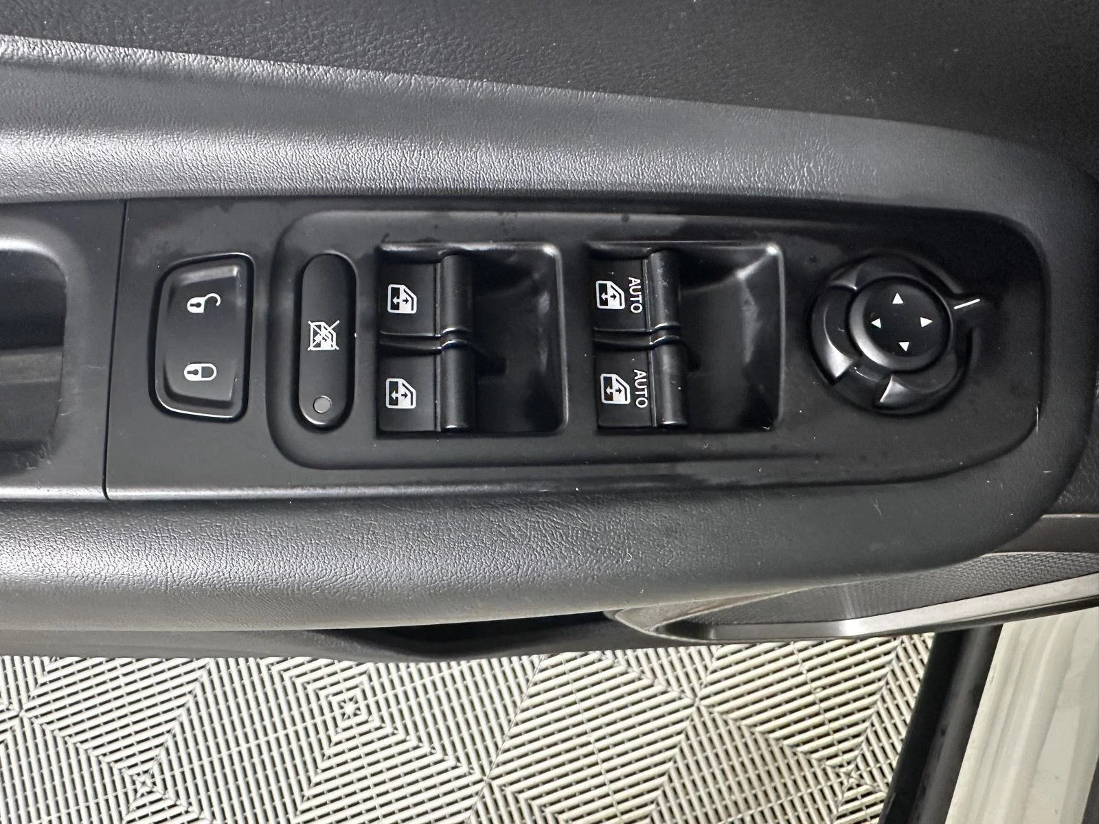 Used 2020 Alpine White Clearcoat Jeep Limited image 8