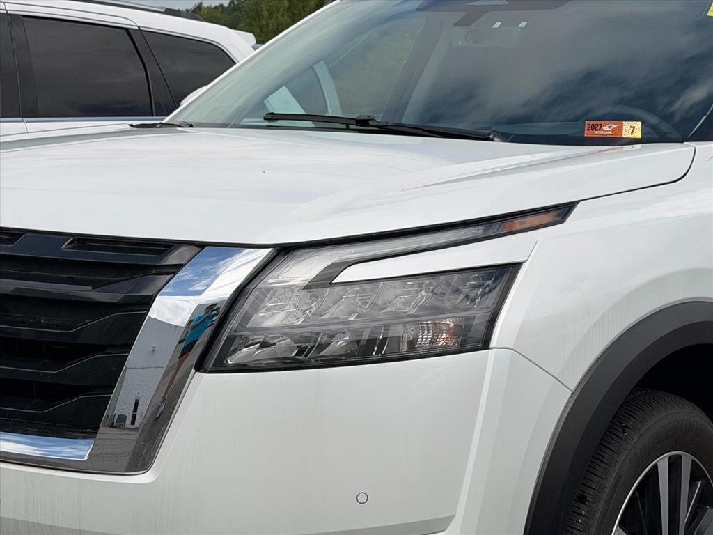 Used 2025 Everest White Pearl Tricoat Nissan Platinum image 2