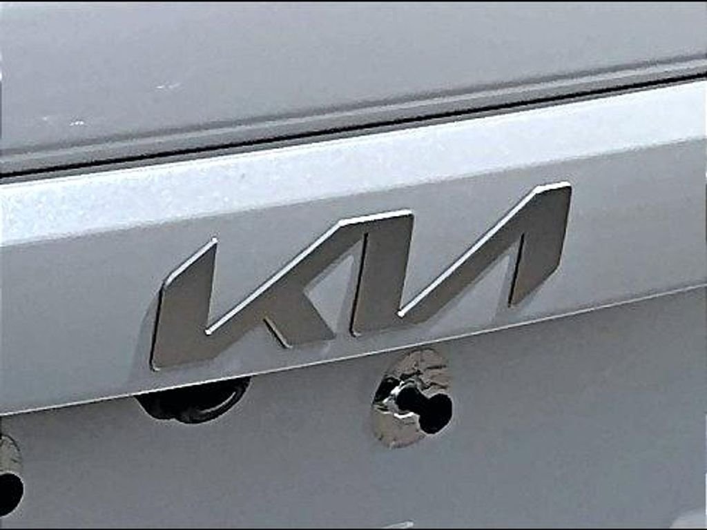 Used 2023 White Kia Wave image 28