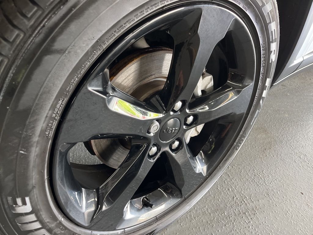Used 2023 Silver Jeep Altitude X image 12