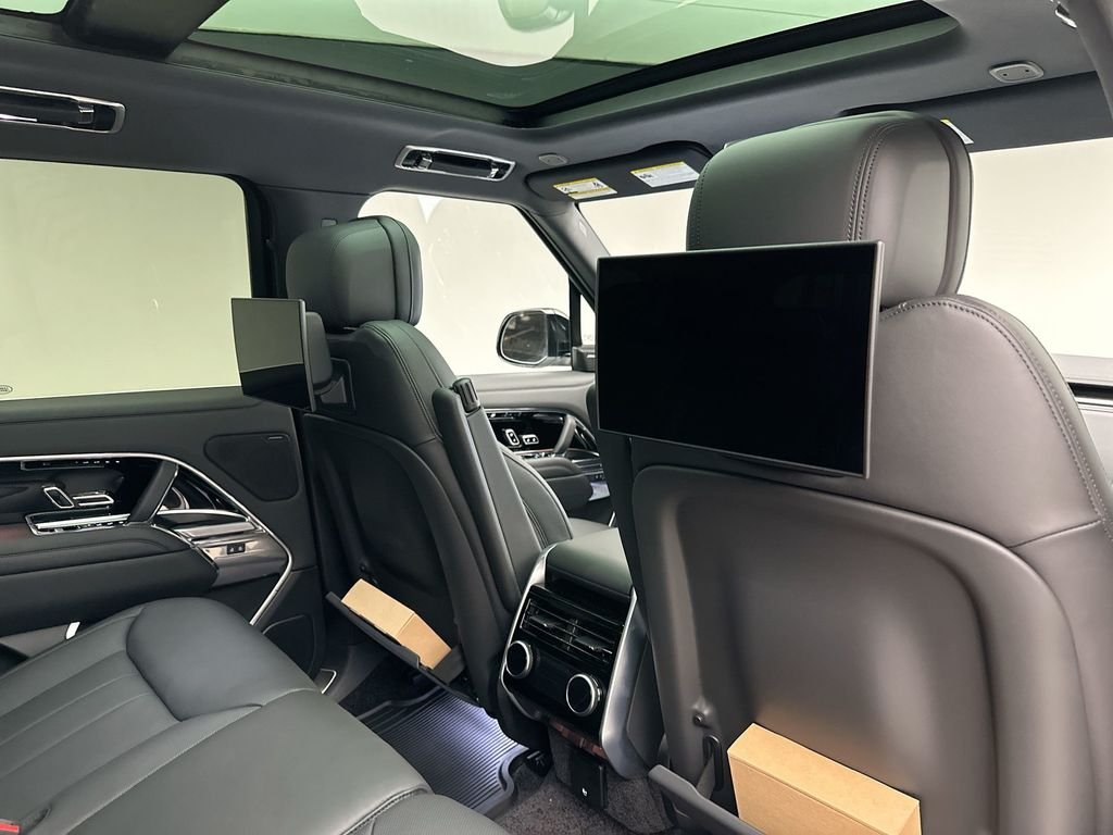 Used 2025  Land Rover SE image 6