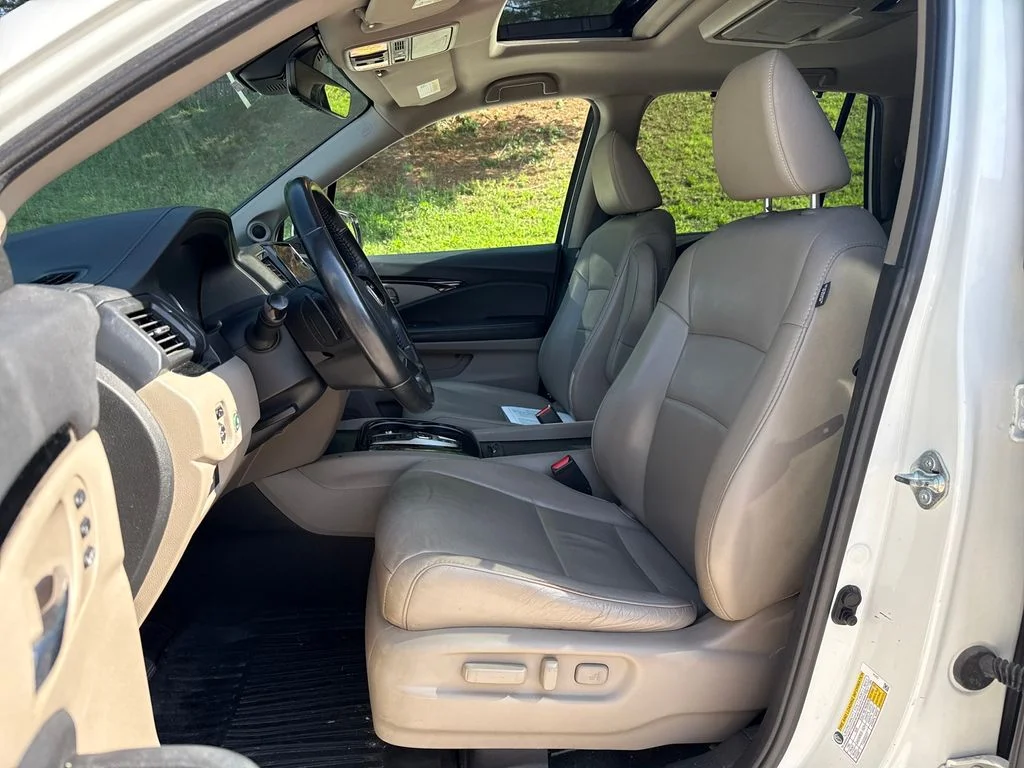 Used 2019  Honda Touring image 10