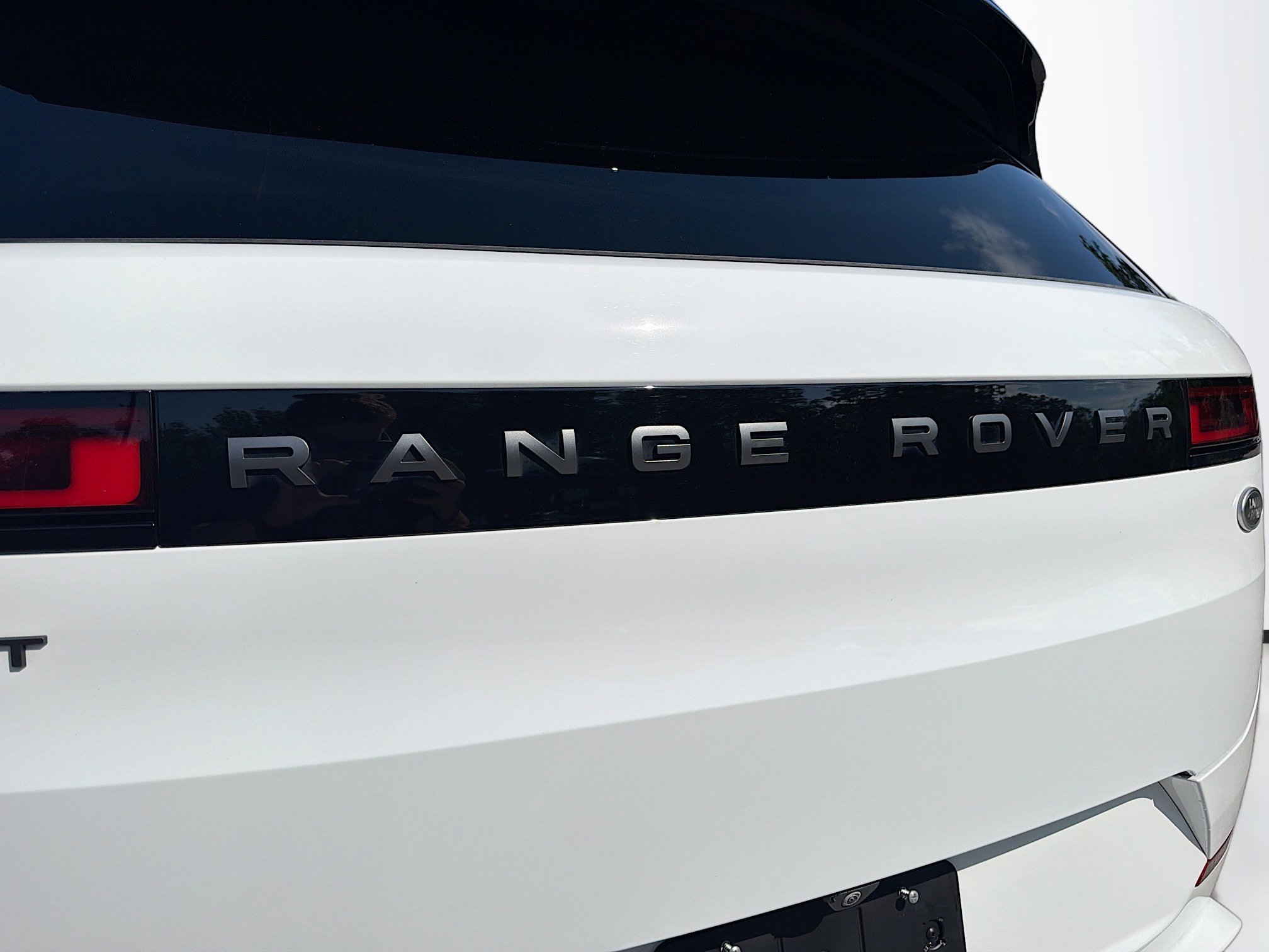 Used 2023 Fuji White Land Rover SE Dynamic image 47