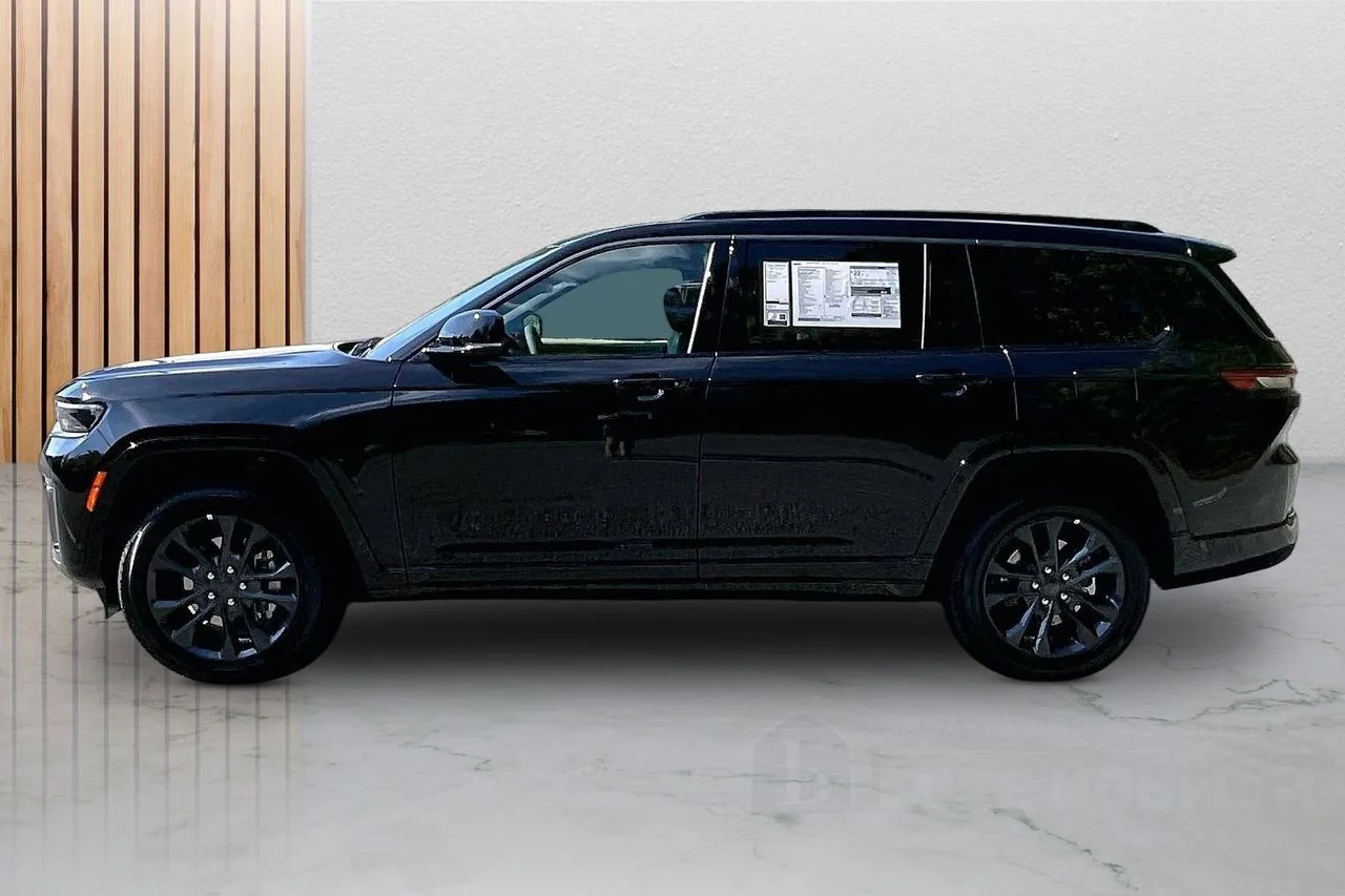 New 2026 Diamond Black Crystal Pearl-Coat Exterior Paint Jeep Limited image 6