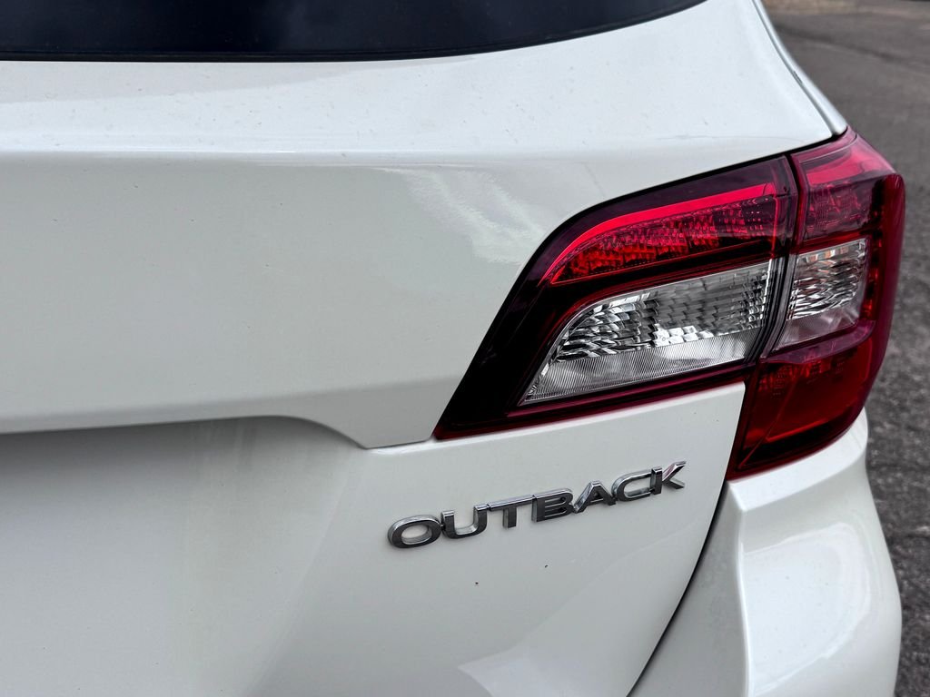 Used 2018 White Subaru 2.5i image 10