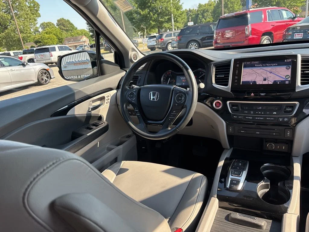 Used 2017  Honda Touring image 8