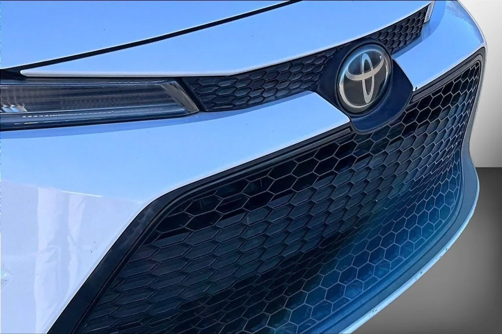 Used 2020 White Toyota LE image 36