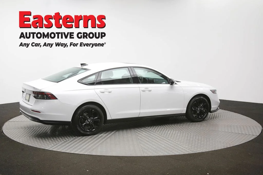 Used 2025 White Honda SE image 42