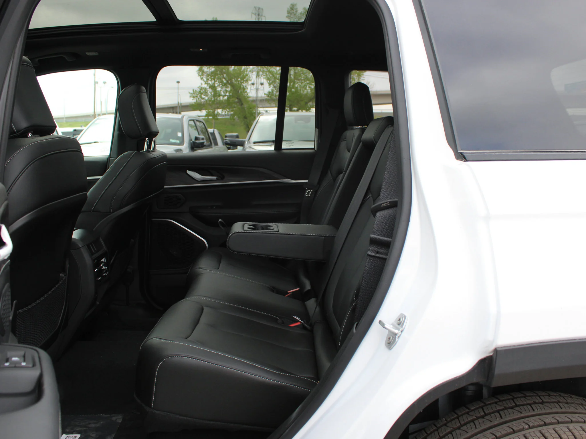 Used 2025 White Jeep Limited* 4x4, Panoramic Sunroof, Trailer Tow Package image 10