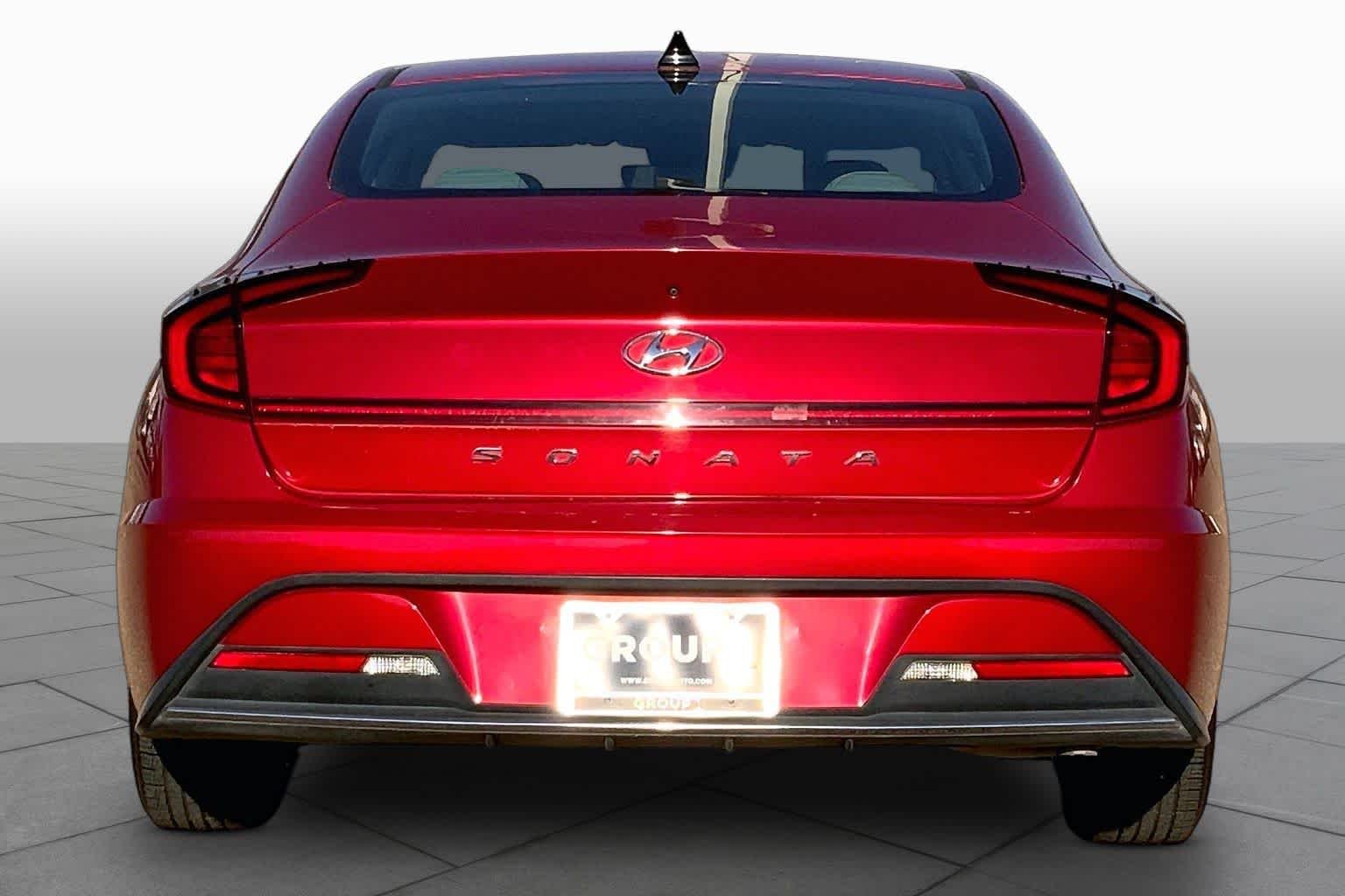 Used 2021 Calypso Red Hyundai SE image 4