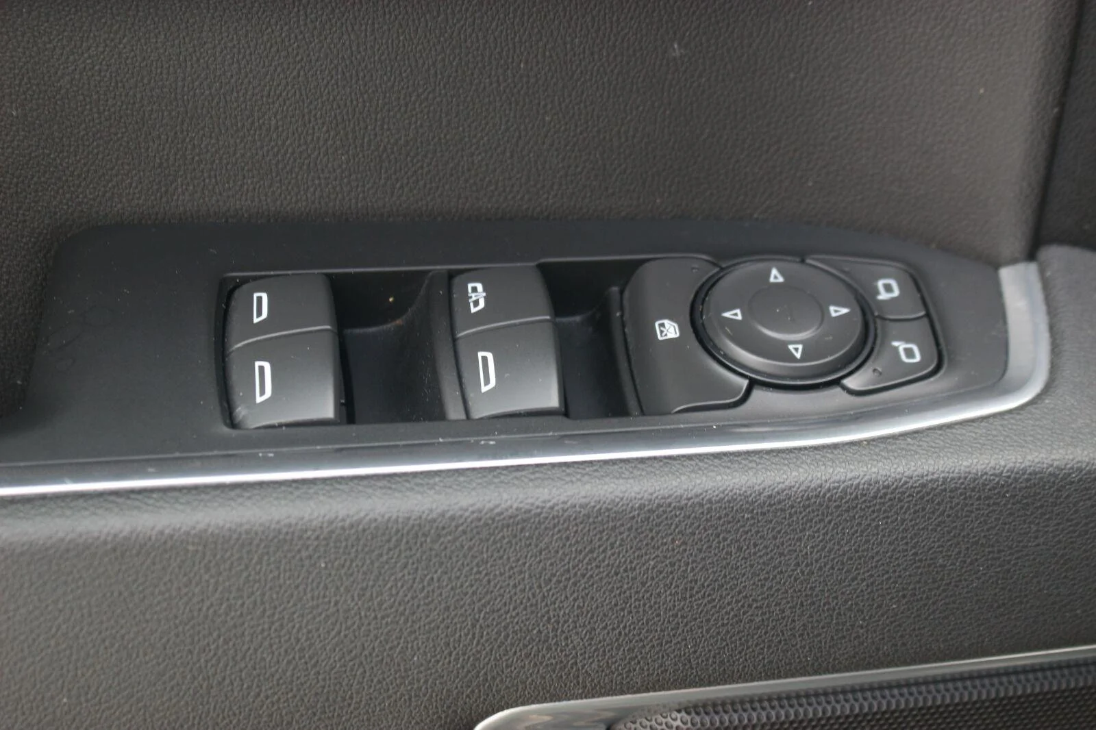 Used 2025 Cypress Gray Chevrolet LT image 17
