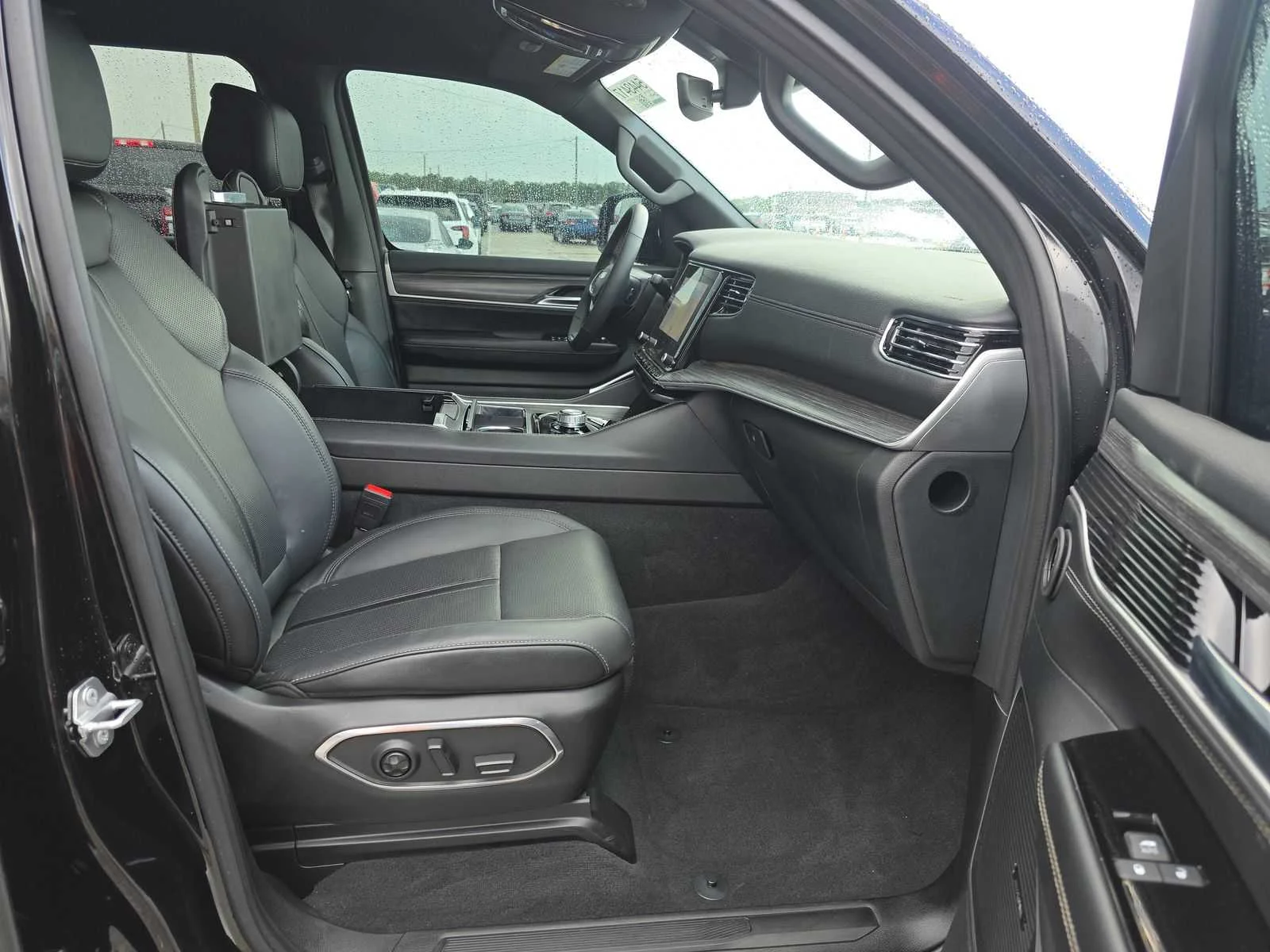 Used 2024 Diamond Black Crystal Pearlcoat Jeep Series II image 9
