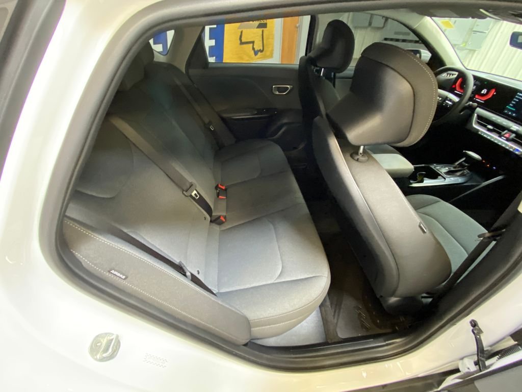 Used 2025 White Kia LXS image 27