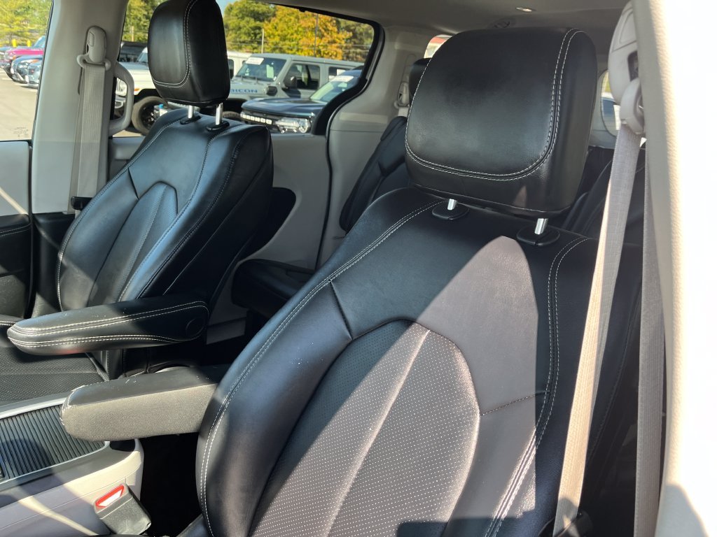 Used 2024 Silver Chrysler Touring L image 12