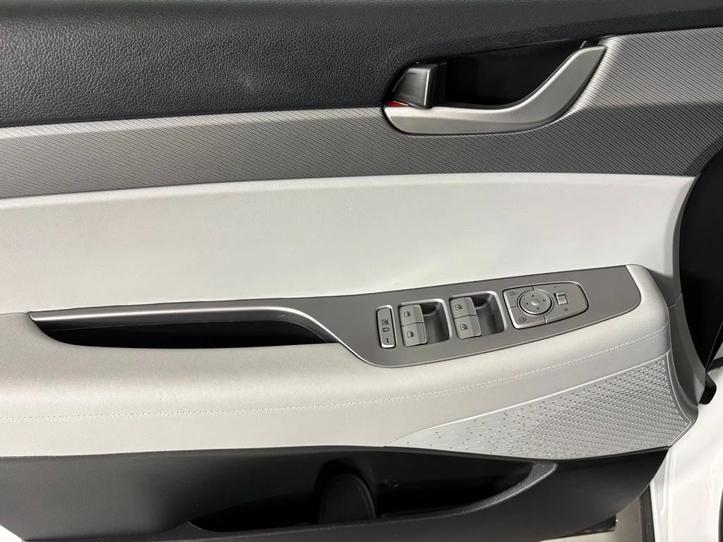 Used 2025 White Hyundai SEL image 20