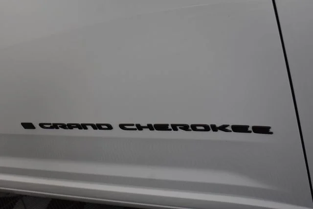 New 2026 Bright White Clear-Coat Exterior Paint Jeep Limited Reserve image 13