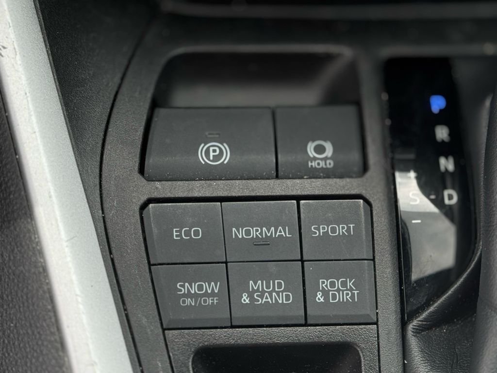 2023 Toyota RAV4 LE - Photo 12