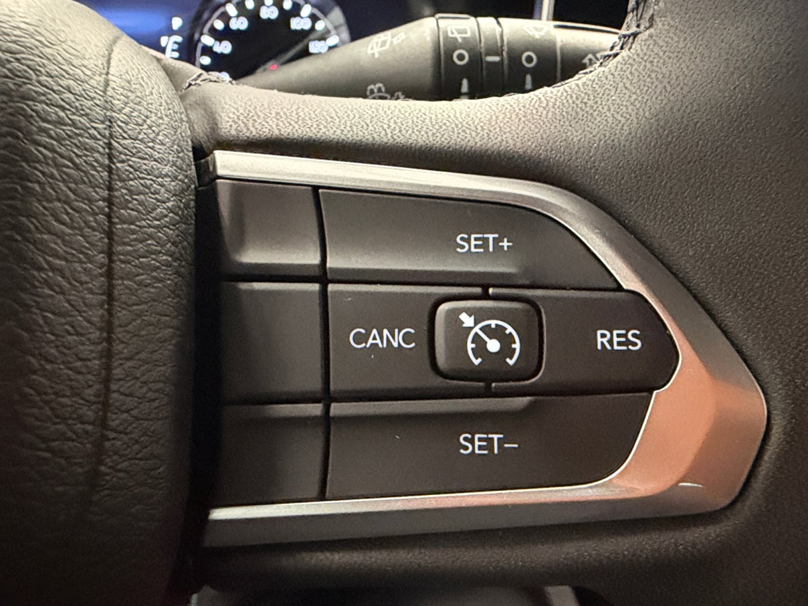Used 2025 Silver Zynith Metallic Clearcoat Jeep Latitude image 31