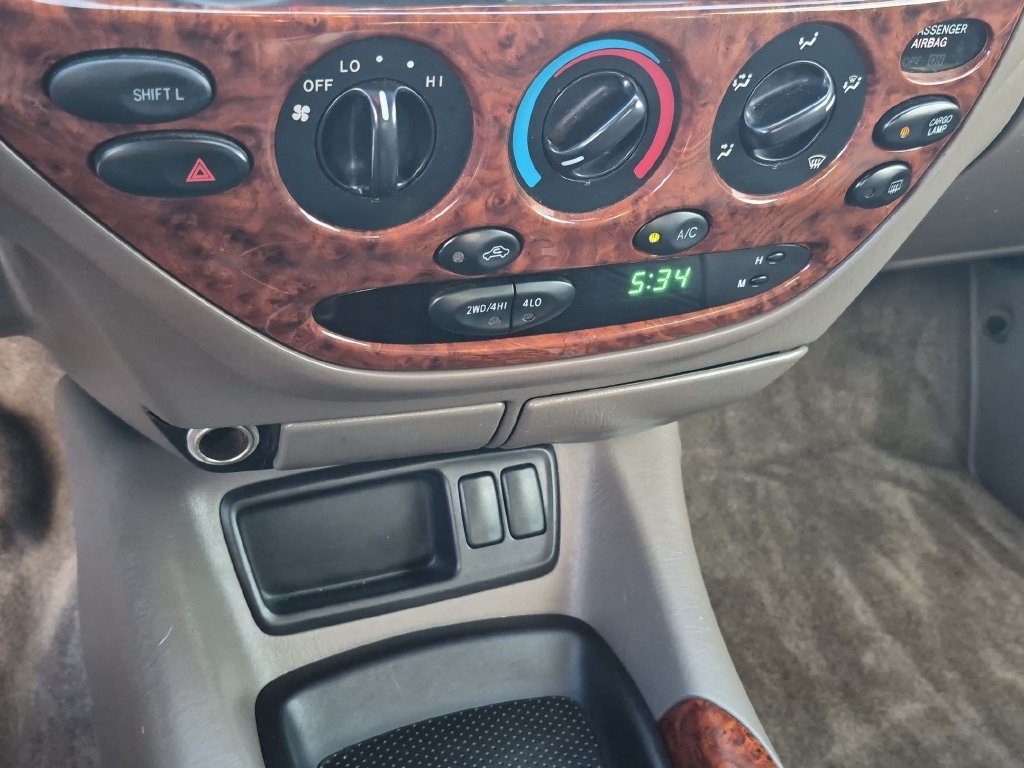 Used 2006  Toyota Limited image 17