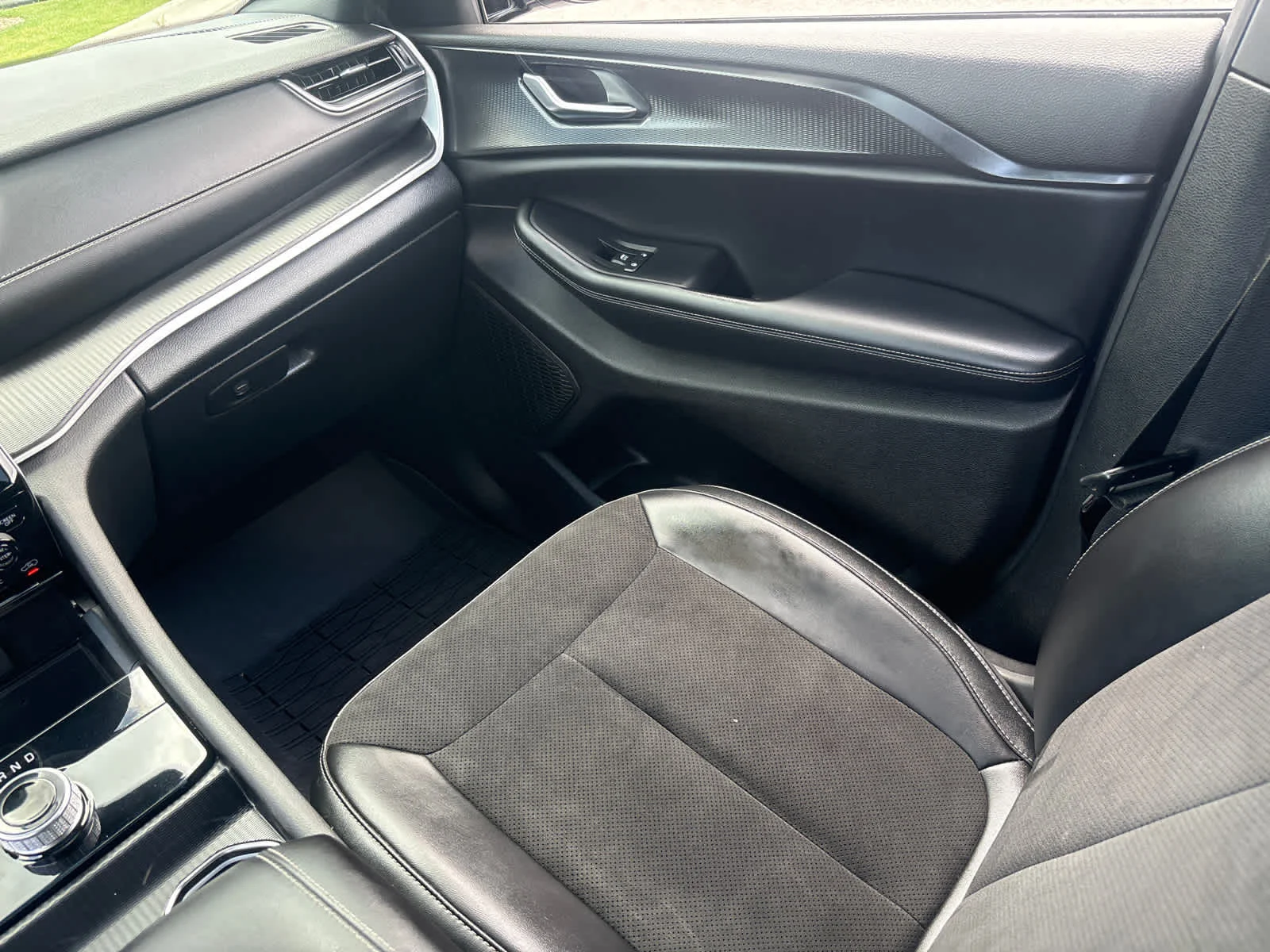 Used 2023 Diamond Black Crystal Pearlcoat Jeep Altitude X image 17