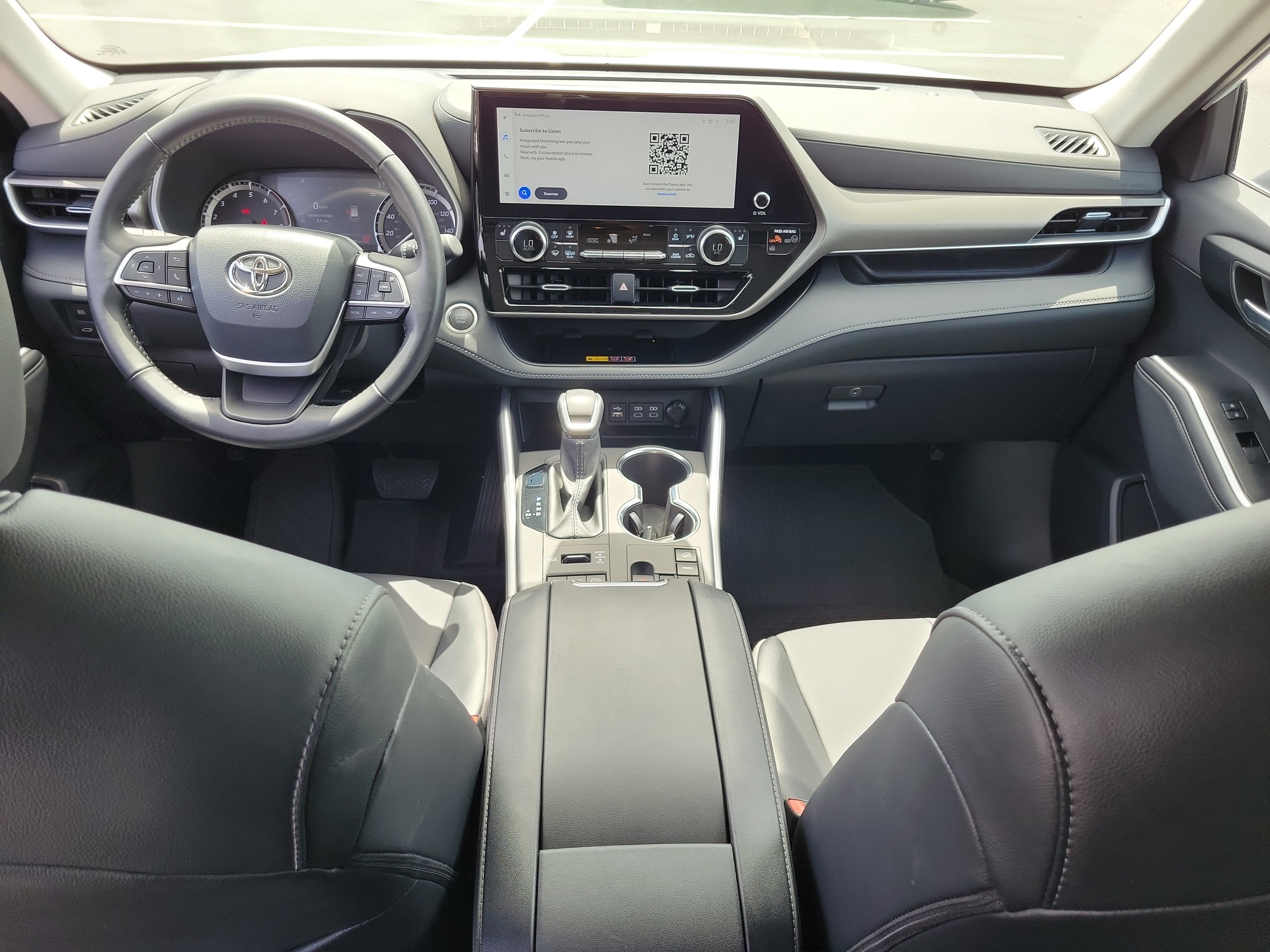 Used 2025 Pearl Toyota XLE image 14