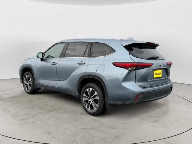 Used 2022 Moon Dust Toyota XLE image 7