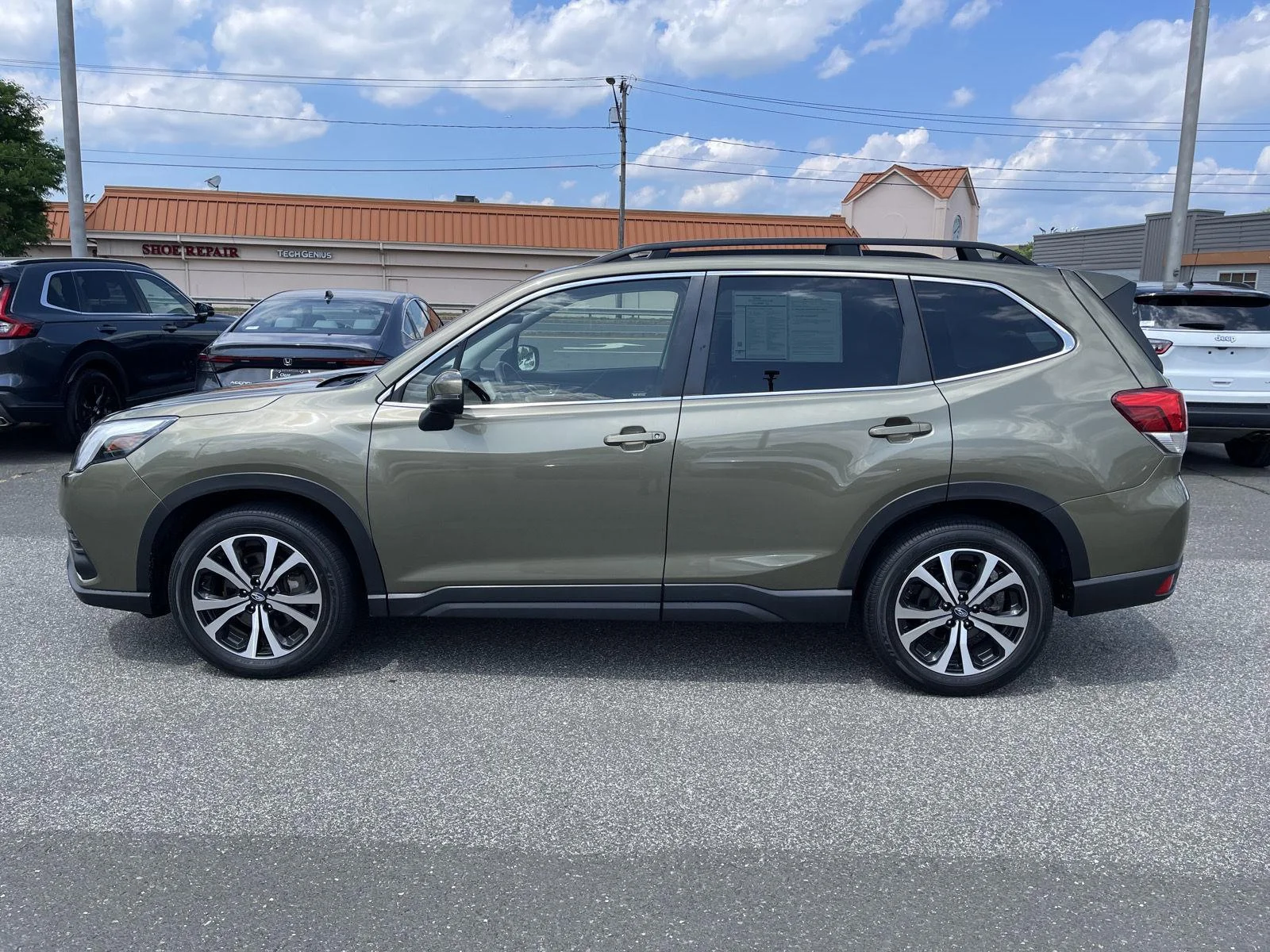 Used 2023 Autumn Green Metallic Subaru Limited image 22