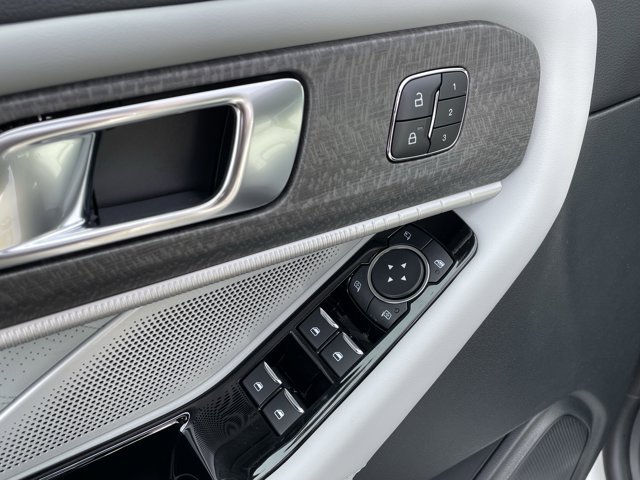 New 2026 Star White Metallic Tri-Coat Ford Platinum™ image 14