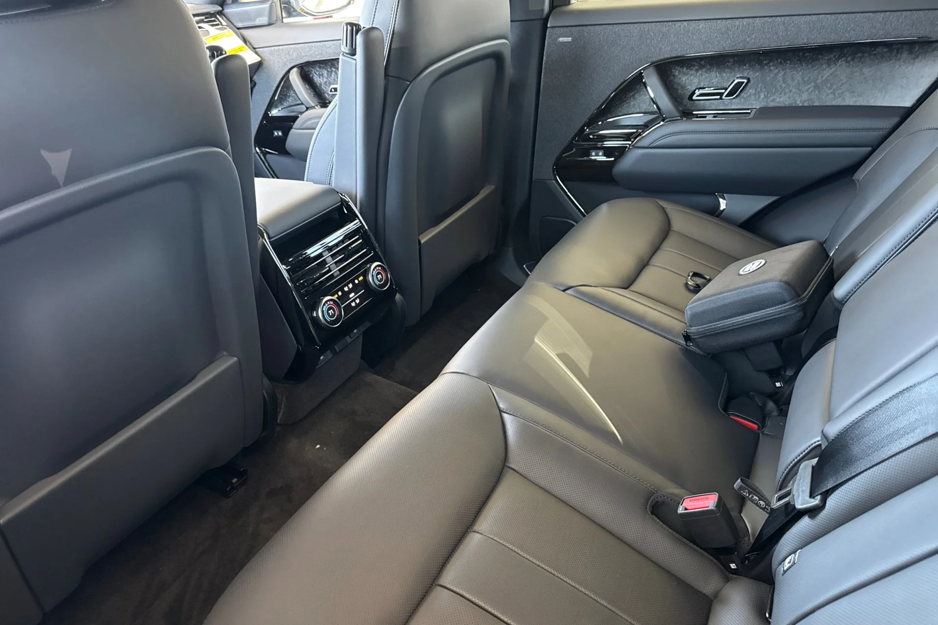 New 2026 Carpathian Grey Land Rover Dynamic SE image 4