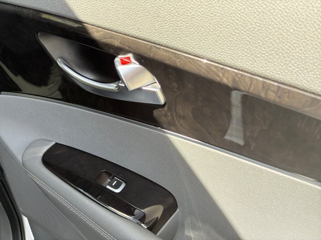 Used 2016 White Kia EX image 38