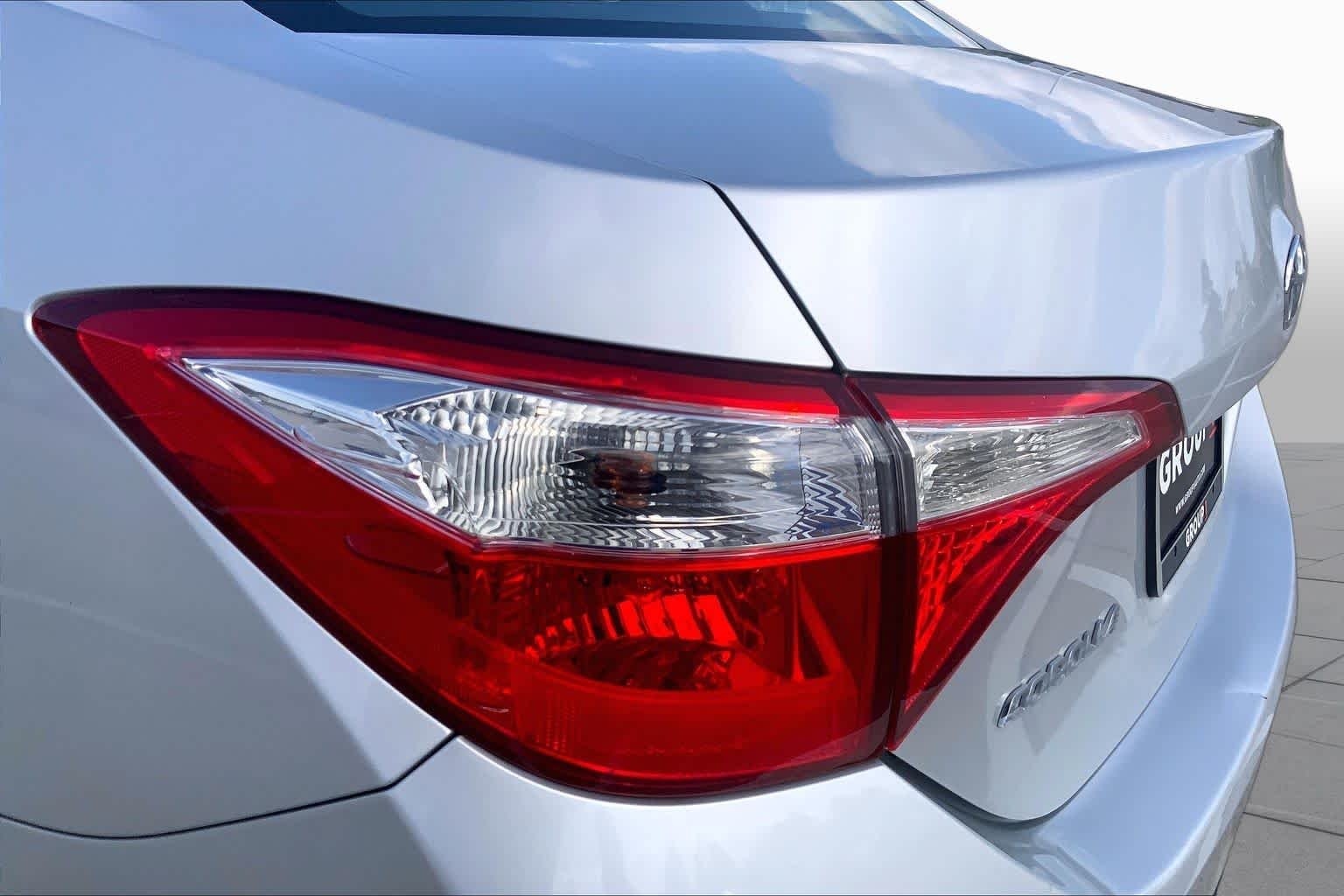 Used 2014 Classic Silver Metallic Toyota LE image 28