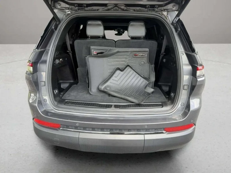 Used 2022  Jeep Laredo image 32