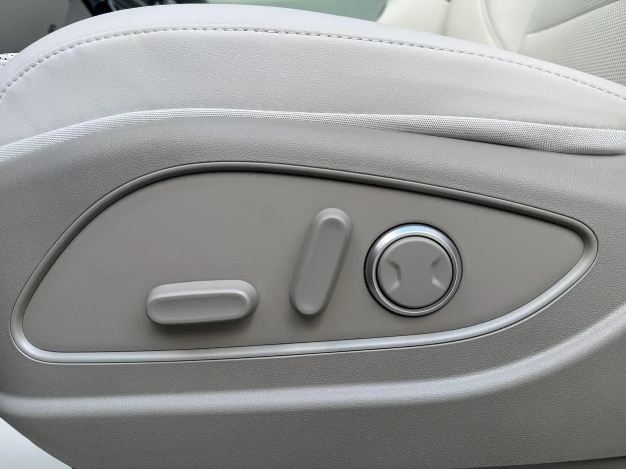 New 2027 Silver Hyundai SEL 7P image 13