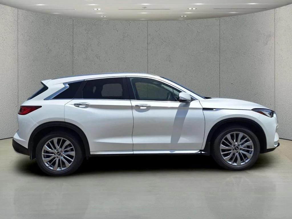 Used 2023 White INFINITI LUXE image 4