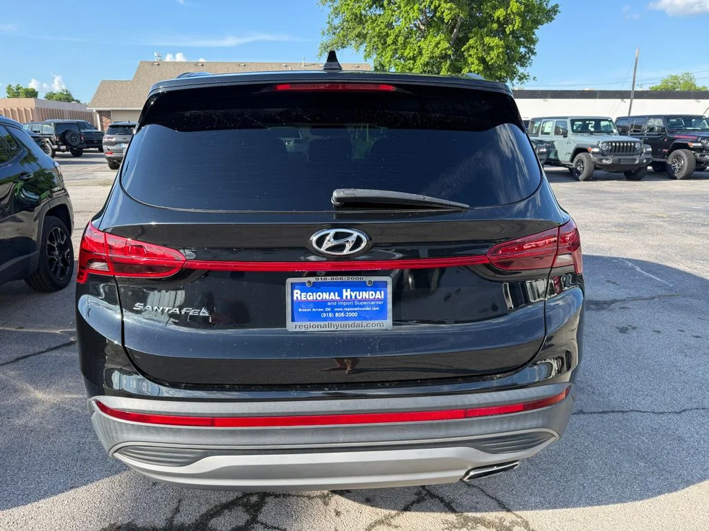 Used 2023 Black Hyundai SE image 12