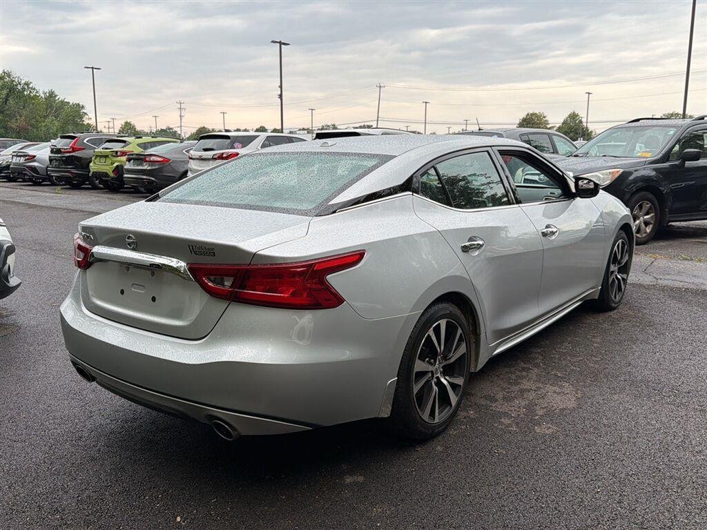 Used 2018 Brilliant Silver Nissan S image 8