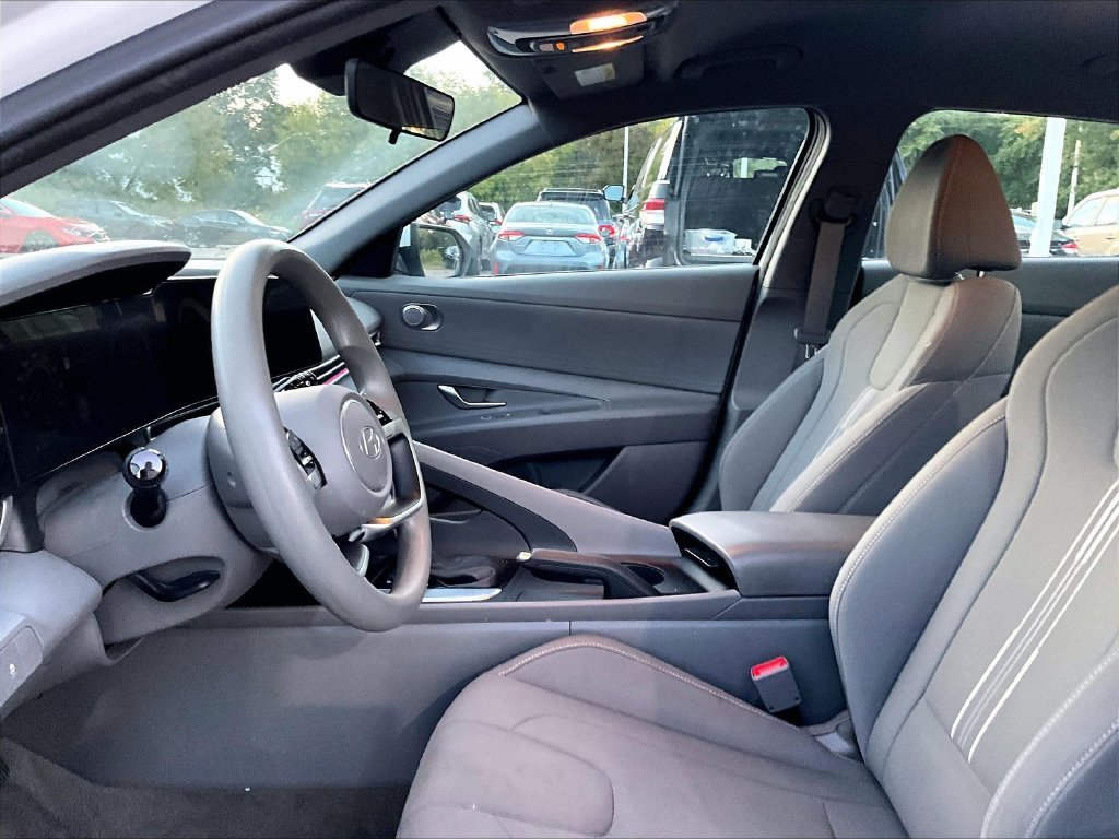 Used 2024 White Hyundai SEL image 4