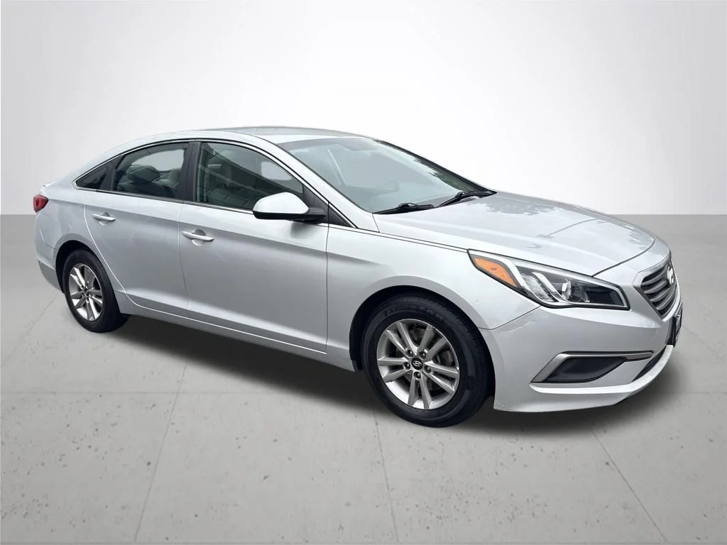 Used 2016 Silver Hyundai SE image 4