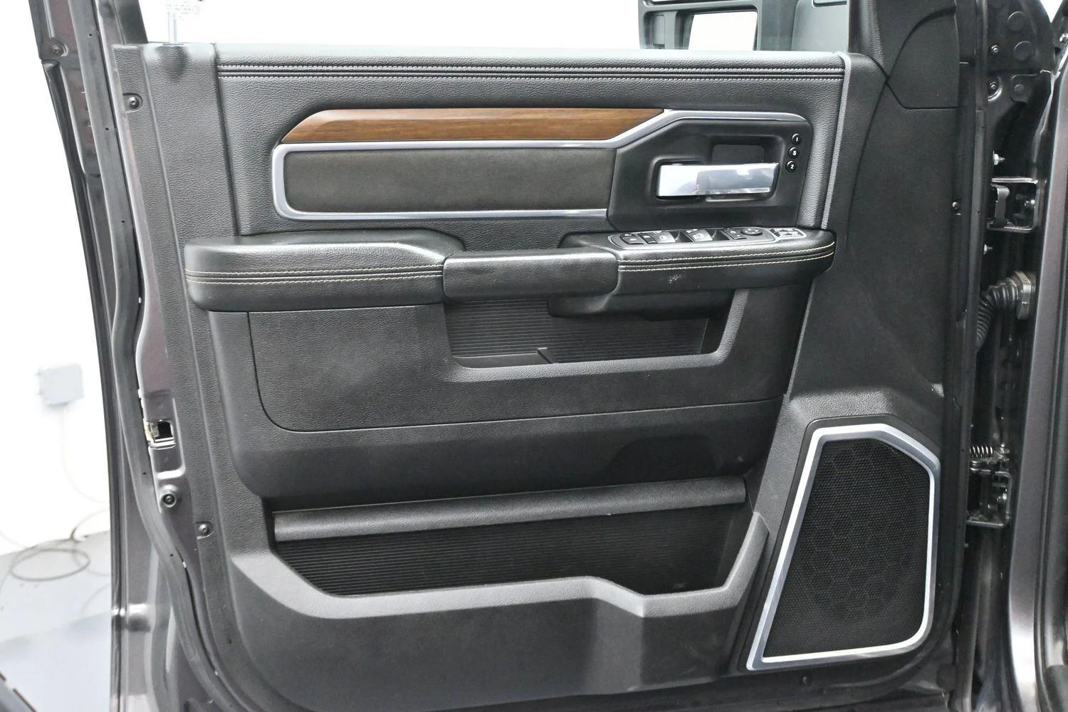 Used 2024 Granite Crystal Metallic Clearcoat Ram Laramie image 9